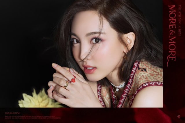 Nayeon TWICE dalam konsep mini album 'More & More'. Foto: JYP Entertainment