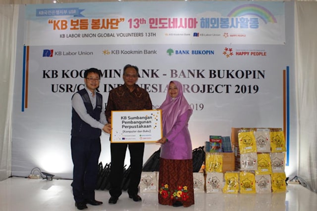 com-Kerja sama CSR KB Kookmin Bank dan Bank Bukopin. Foto: Dok. Bank Bukopin