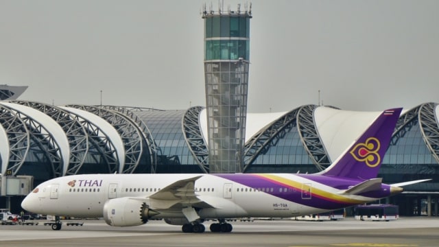 Pesawat Thai Airways mendarat di bandara Foto: Shutterstock