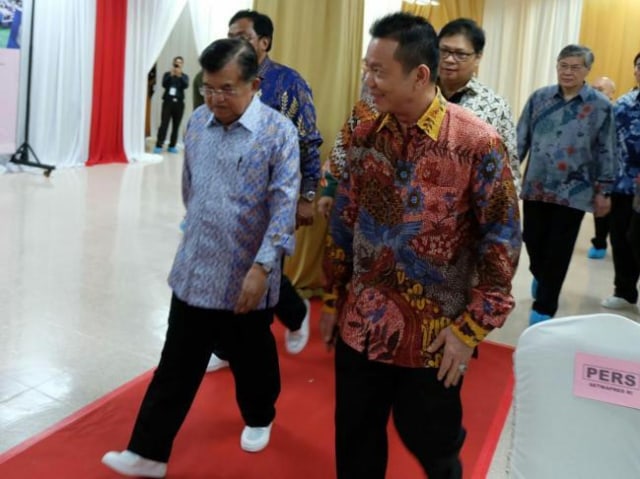 Abidin Fan bersama Wakil Presiden Jusuf Kalla yang berkunjung ke PT Sat Nusapersada Tbk, Februari 2019.
