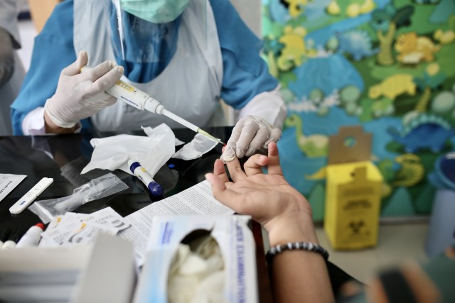 Pemeriksaan rapid test di Darussalam, Banda Aceh. Foto: Abdul Hadi/acehkini 
