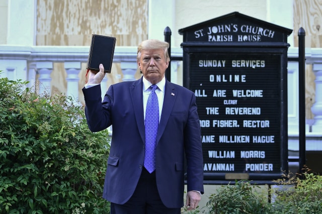 Presiden AS Donald Trump berpose di depan Gereja Episkopal St John Foto: AFP/Brendan Smialowski