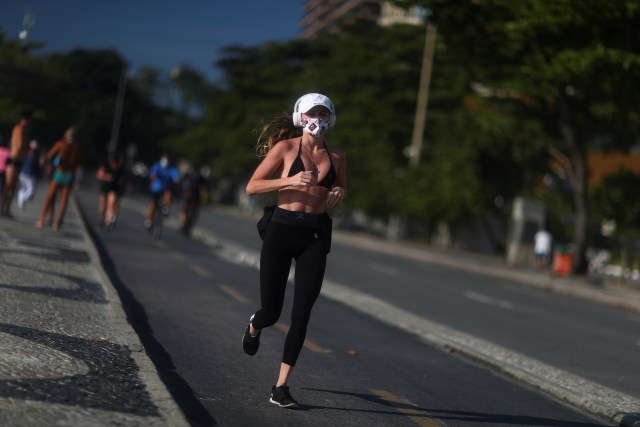 Pantai Copacabana sepi akibat pandemi COVID-19 Foto: REUTERS/Pilares Olivilares