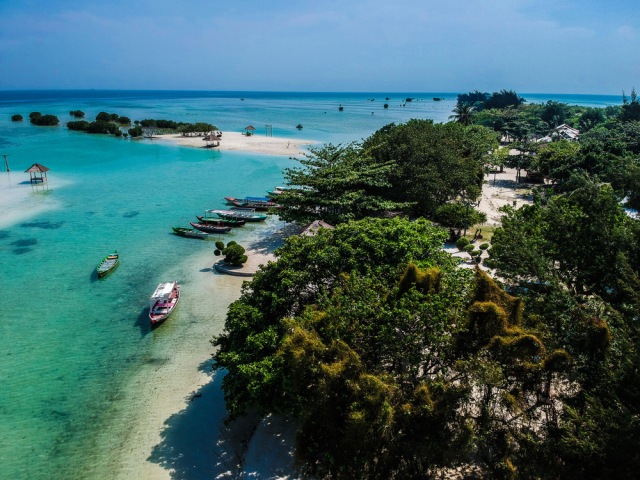 Pulau Pari yang menawan dengan laut yang jernih dan pasir putih Foto: Shutterstock