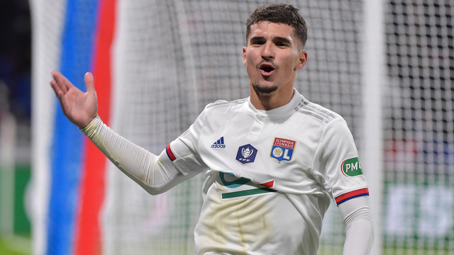 Houssem Aouar merayakan gol untuk Lyon di pertandingan Piala Prancis melawan Marseille. Foto: AFP/Romain Lafabregue