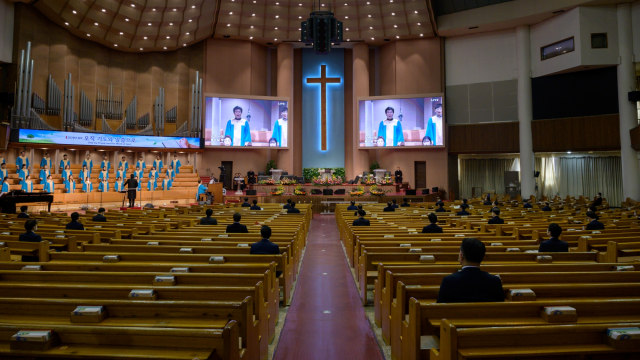 Suasana kebaktian hari Minggu di Yeouido Full Gospel Church di Seoul, Korea Selatan. Foto: AFP/Ed JONES