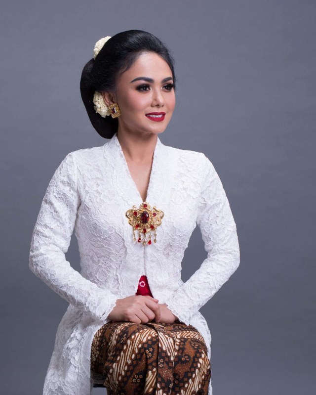 Yuni Shara saat menggunakan kebaya. Foto: Instagram/@yunishara36