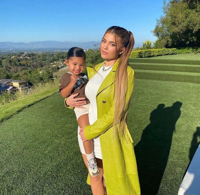 Kylie Jenner bersama anaknya, Stormi. Foto : instagram/kyliejenner