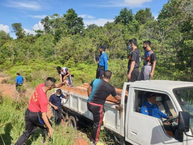 Truk dan kayu olahan hasil pembalakan liar diamankan petugas Ditpam BP Batam. (Foto: ist)