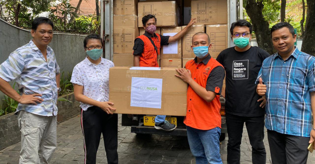 CEO EcoNusa Bustar Maitar (kiri) bersama staf EcoNusa menyerahkan bantuan pencegahan COVID-19 kepada tim ekspedisi. (Yayasan EcoNusa/Cory Adriani Kapa)