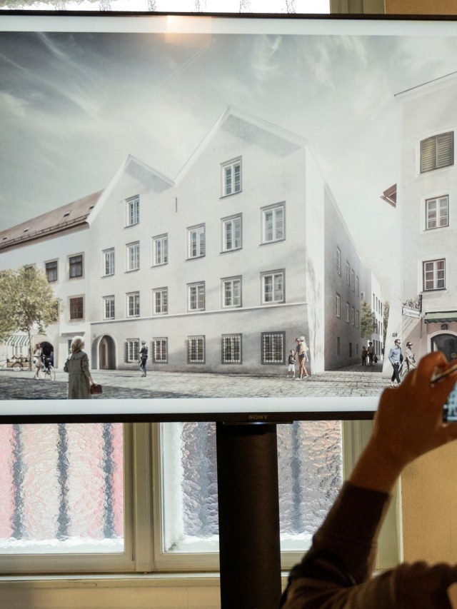 Pengunjung memotret gambar rumah kelahiran Adolf Hitler. Foto: AFP/JOE KLAMAR