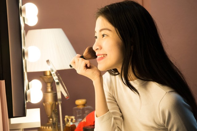 Ilustrasi memakai makeup. Foto: Shutter Stock