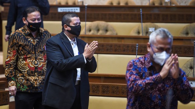 Ketua Komisi Pemilihan Umum (KPU) Arief Budiman (kanan)  mengikuti Rapat Dengar Pendapat (RDP) dengan Komisi II DPR di Kompleks Parlemen. Foto: ANTARA FOTO/Nova Wahyudi