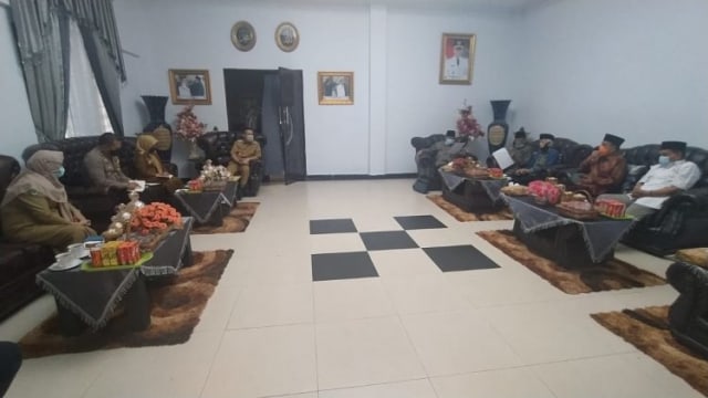 Walikota Kendari, Ir Sulkarnain, saat memimpin rapat bersama sejumlah ulama dan stake holder terkait dalam membahas rencana pembukaan kembali rumah ibadah di kendari. Foto: Dok Humas Pemkot Kendari.