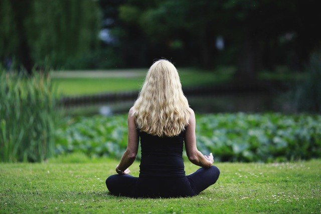 Seorang wanita yang sedang bermeditasi. Dok: pixabay