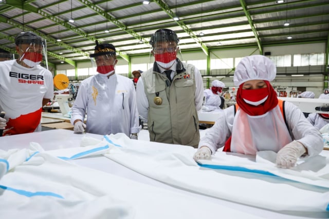com-Ridwan Kamil berkunjung ke PT Eigerindo Multi Produk Industri (MPI) di Jalan Raya Kopo, Katapang, Kabupaten Bandung, Rabu (3/6/2020) siang. Foto: Dok. EIGER