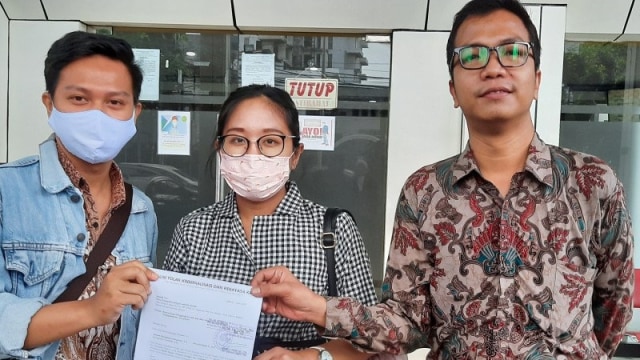 Tim kuasa hukum Ravio Patra memperlihatkan permohonan praperadilan terhadap Polda Metro Jaya yang diajukan ke Pengadilan Negeri Jakarta Selatan. Foto: ANTARA/Laily Rahmawaty