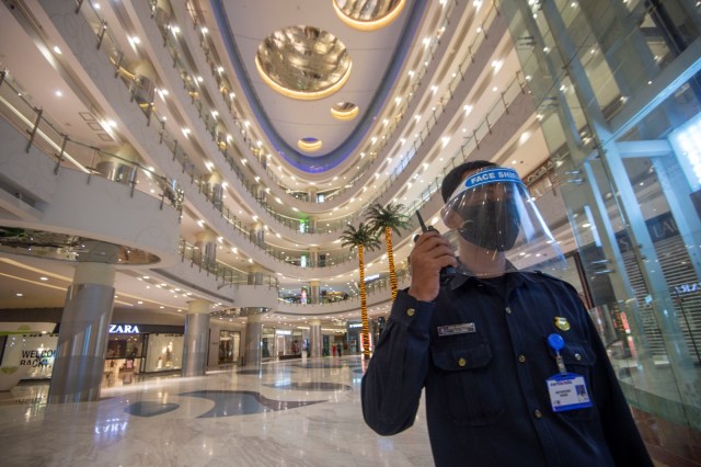 Petugas keamanan mengenakan masker dan berpelindung wajah saat bertugas di Mal Central Park, Jakarta, Rabu (3/6/2020). Foto: ANTARA FOTO/Aditya Pradana Putra