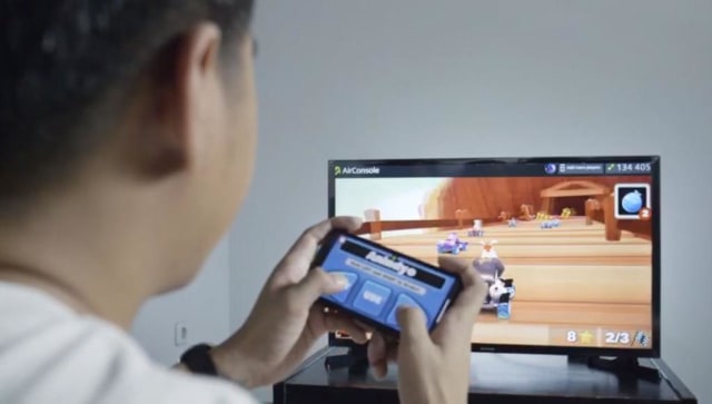 Ilustrasi bermain game di TV lewat smartphone. Foto: Dok. XL Axiata