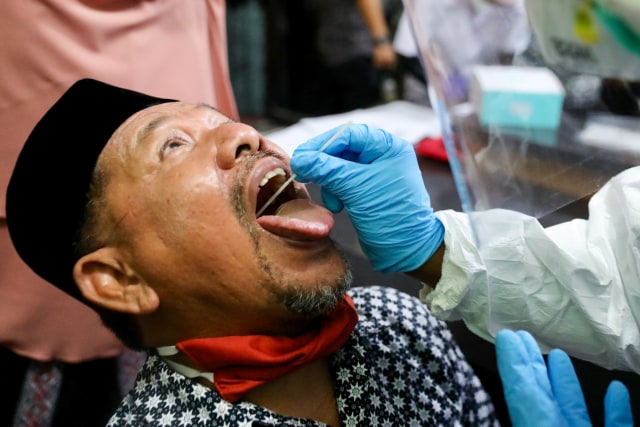 Wakil Wali Kota Banda Aceh, Zainal Arifin, saat menjalani tes swab di Posko COVID-19, Kamis (4/6). Foto: Suparta/acehkini