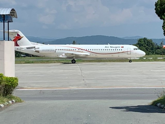 Pesawat cargo jenis Foker 100 milik Air Nugini saat berada di Bandara Sentani. Foto: Istimewa.