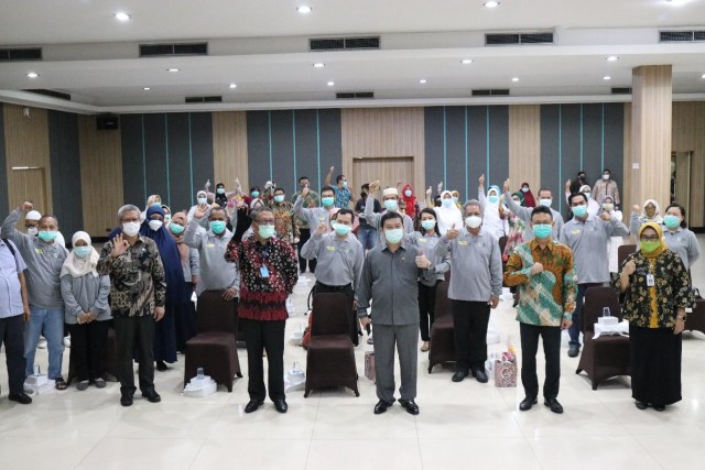 Gubernur Sutarmidji berfoto bersama pasien COVID-19 yang telah sembuh. Foto: Humas Pemprov Kalbar