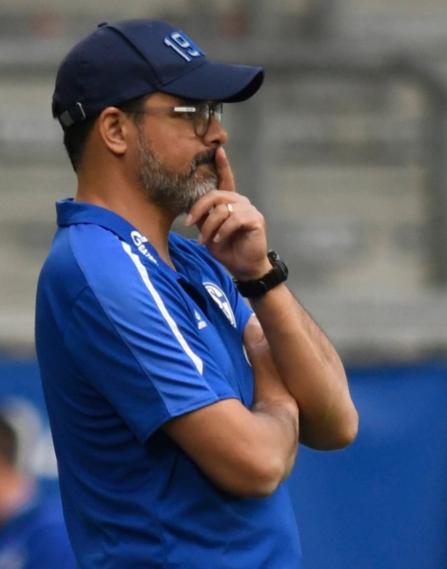 David Wagner mendampingi Schalke pada laga vs Werder Bremen. Foto: AFP/Bernd Thissen