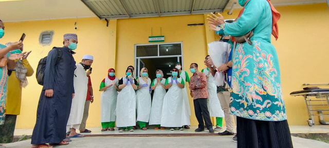 MUHAMMAD Ridho (kiri) saat dilepas kepulangannya usai dinyatakan sembuh dari COVID-19 di RSUD Selasih, Pangkalan Kerinci, Pelalawan. 