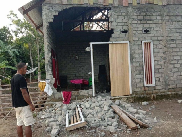 Sejumlah rumah mengalami kerusakan akibat gempa di Morotai, Maluku Utara. Foto: Istimewa