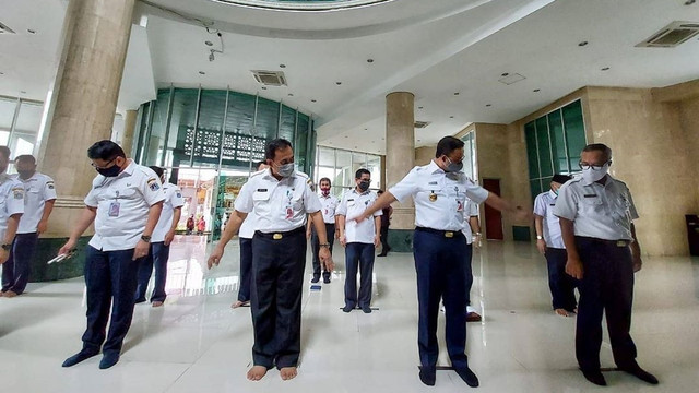 Anies Baswedan tinjau Masjid Baiturrahman Balai Kota Jakarta. Foto: Instagram/ @aniesbaswedan