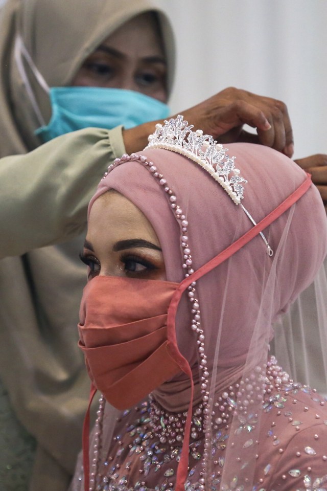 Pengantin perempuan memakai masker. Foto: Suparta/acehkini