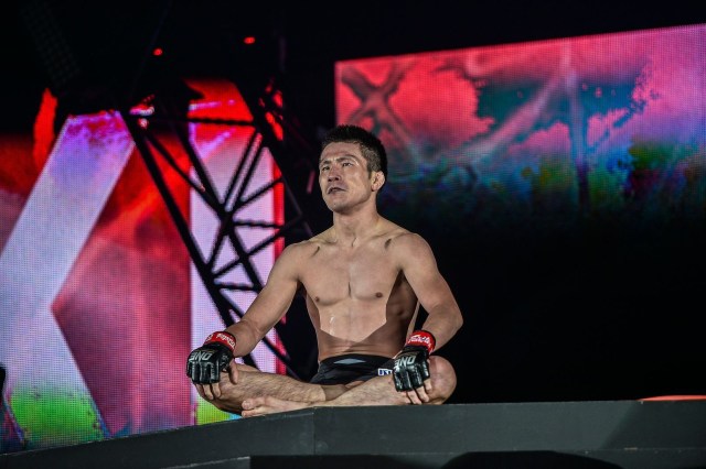 Gaya Shinya "Tobikan Judan" Aoki sebelum memasuki Circle (ONE Championship)