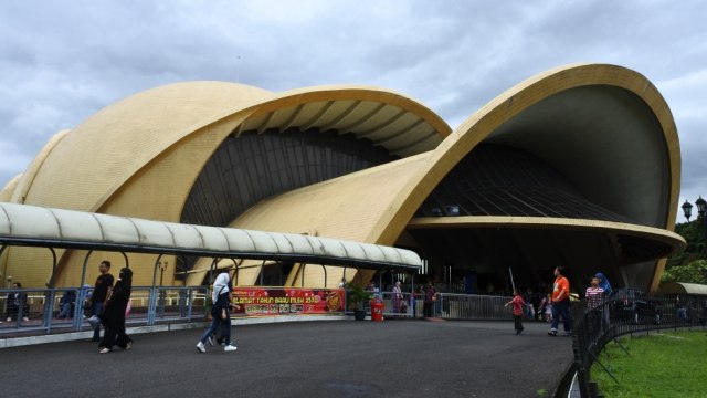Teater Imax Keong Emas di Taman Mini Indonesia Indah, Jakarta Timur
(Foto diambil sebelum pandemi) Foto: Shutterstock