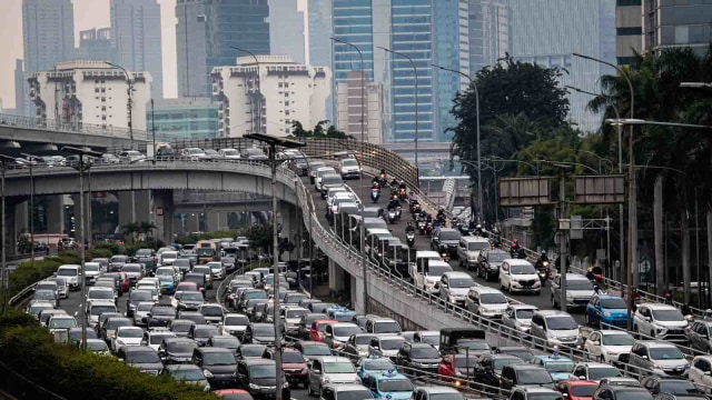 Suasana kendaraan terjebak macet di Jalan Tol Cawang-Grogol, Jakarta Selatan, Jumat (5/6/2020). Foto: ANTARA FOTO/SIGID KURNIAWAN