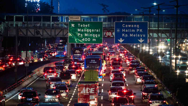 Suasana kendaraan terjebak macet di Jalan Tol Cawang-Grogol, Jakarta Selatan, Jumat (5/6/2020). Foto: ANTARA FOTO/SIGID KURNIAWAN