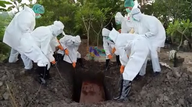 Foto: Prosesi pemakaman warga Desa Kabunan Kecamatan Balen Kecamatan Bojonegoro di tempat pemakaman di setempat. Jumat (05/06/2020).