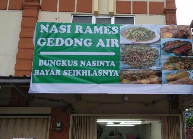 Rumah Makan Nasi Rames Gedong Air yang dikonsep dengan menu bayar seikhlasnya di masa pandemi COVID-19, Jumat (5/6) | Foto: Dok. Nancy Ida