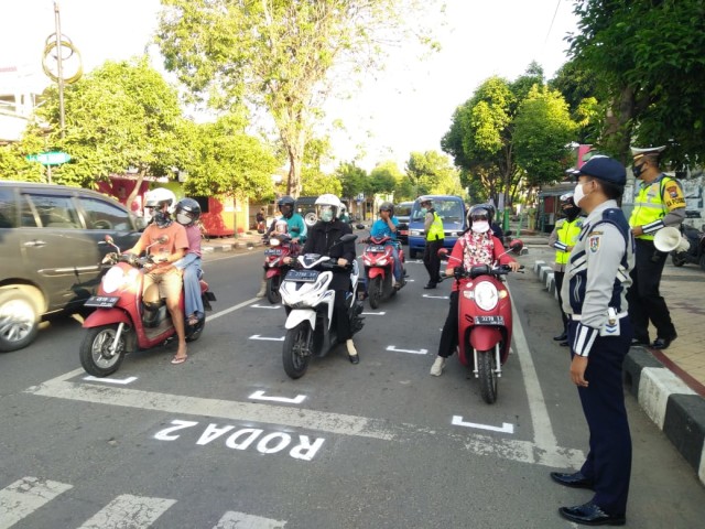 Pemberhentian traffic light di Tuban dipasangi garis henti untuk pemotor ala MotoGP. Foto: istimewa