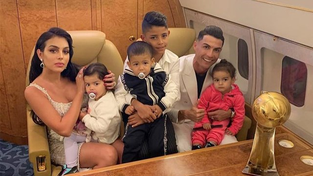 Ronaldo bersama keluarganya. (Foto: @cristiano/Instagram)