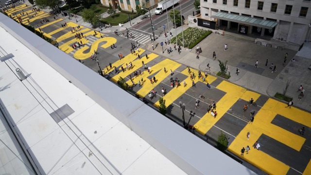 
Sebuah lukisan Black Lives Matter terlihat di jalan ke-16 dekat Gedung Putih di Washington, AS (5/6). Foto: REUTERS/Joshua Roberts