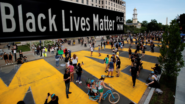 Tanda jalan Black Lives Matter Plaza terlihat di dekat Gereja Episkopal St. John di Washington, AS. Foto: REUTERS/Carlos Barria
