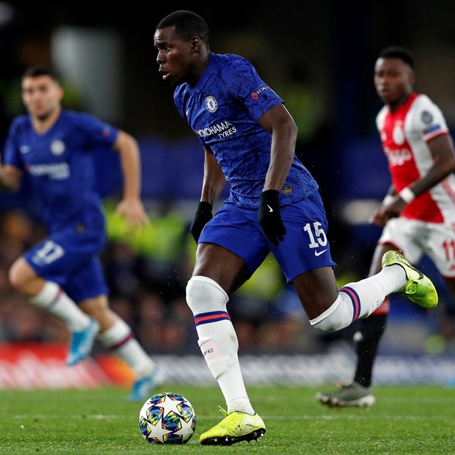 Kurt Zouma saat membela Chelsea. Foto: Adrian DENNIS / AFP