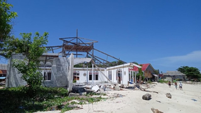 Masjid Nurul Ilahi kini tidak difungsikan karena rusak diterjang abrasi. Foto: Zulkifli Darwis