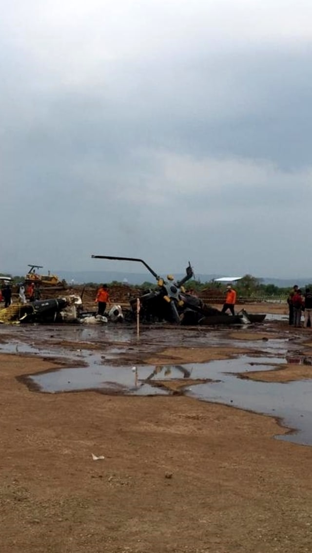 Suasana evakuasi bangkai helikopter yang jatuh di Kawasan Industri Kendal (KIK), Kabupaten Kendal, Jawa Tengah, Sabtu (6/6). Foto: Afiati tsalitsati/kumparan