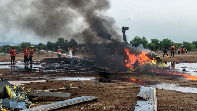 Petugas berupaya memadamkan api dari sebuah helikopter yang jatuh di Kawasan Industri Kendal (KIK), Kabupaten Kendal, Jawa Tengah, Sabtu (6/6/2020). Foto: Aji Styawan/ANTARA FOTO