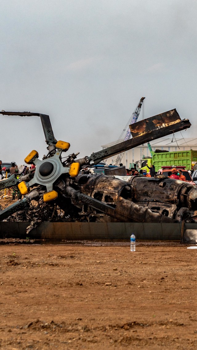 Bangkai helikopter yang jatuh di Kawasan Industri Kendal (KIK), Kabupaten Kendal, Jawa Tengah, Sabtu (6/6/2020). Foto: Aji Styawan/ANTARA FOTO