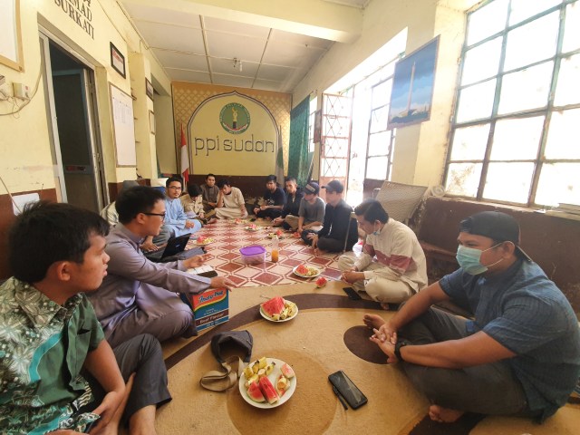 Rapat Gabungan Mahasiswa yang dihadiri oleh 12 perwakilan kekeluargaan berkaitan dengan kondisi mahasiswa Indonesia di Sudan di Sekretariat PPI Sudan, Khartoum, Kamis (4/6). Foto: Muhammad Nasrullah