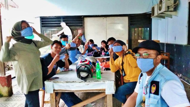 Tim banthayoid membagikan masker kepada wartaran di Kabupaten Gorontalo. Minggu, (7/6). Foto: Dok banthayoid (Herman Abdullah)