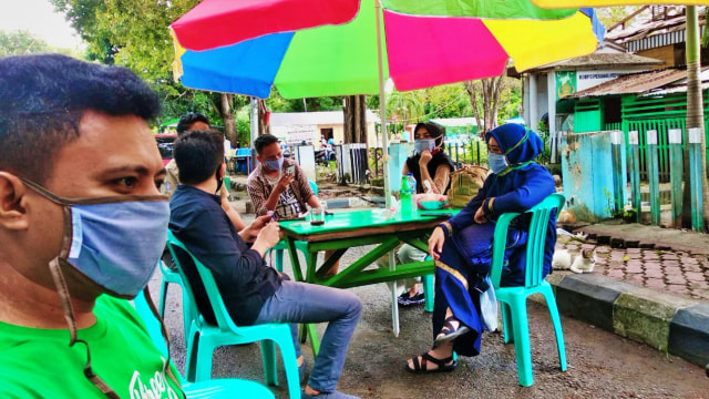 Tim banthayoid membagikan masker kepada wartaran di Kabupaten Gorontalo. Foto: Dok banthayoid (Herman Abdullah)