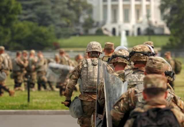 Pasukan militer berjalan menuju Gedung Putih, Amerika Serikat, Sabtu (6/6). Foto: EUTERS / Lucas Jackson
